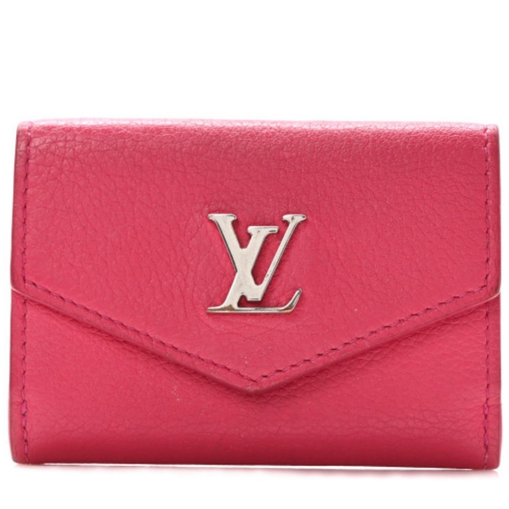 LOUIS VUITTON
Soft Caltskin My Lockme Compact Wallet Fuchsia